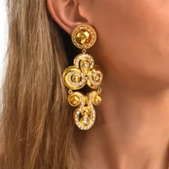 Sale Gloria clip-on earrings in gold metallic resin and crystals - gold Clips|Boucles D'oreilles XXL