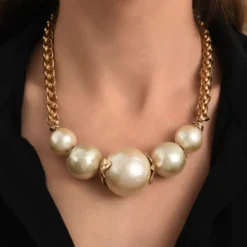 Hot Lucy choker necklace in fine gold-plated metal and cotton beads - white Colliers Courts & Ras Du Cou