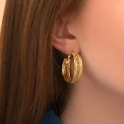 Online Noor wide hoop earrings - gold Créoles
