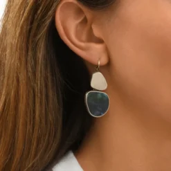 New Noto sleeper earrings - black and white Dormeuses