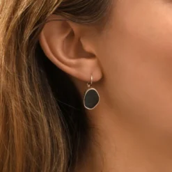 Noto thin sleeper earrings - black Dormeuses