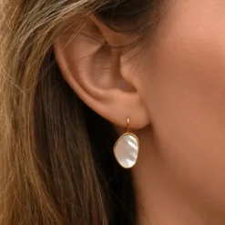 Noto thin sleeper earrings - mother-of-pearl Dormeuses